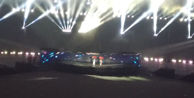 SUGBK Diguyur Hujan Deras, Ronald-Tike Payungan