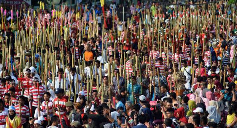 2.013 Warga Sumenep Pecahkan Rekor Naik Enggrang Berkostum Unik