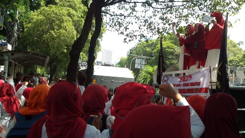 Bergaya bak Mahasiswa, Barisan Emak-Emak Ini Tuntut Jokowi Cuti