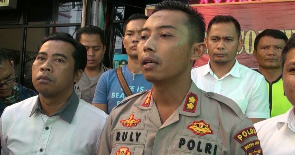 Warga yang Mengeroyok Penabrak Separator Busway Ditetapkan Tersangka