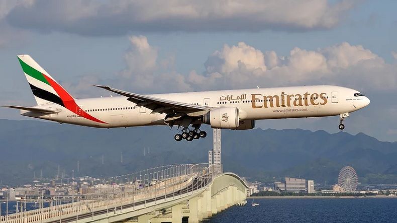 100 Penumpang Demam Tiba-Tiba, Pesawat Emirates Dikarantina