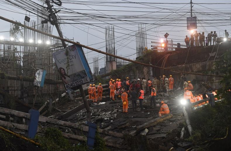 Jembatan Ambruk di India Tewaskan 1 Orang, Diduga Banyak yang Terjebak