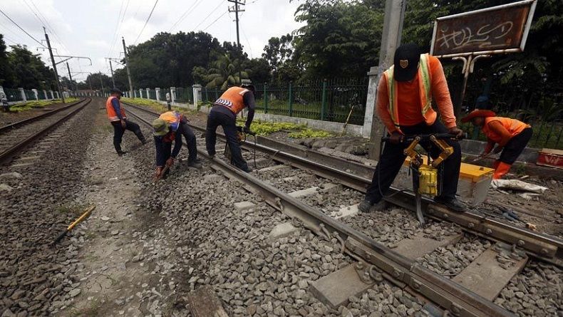 Petugas Evakuasi Mahasiswi IAIN yang Coba Bunuh Diri di Rel Kereta Api