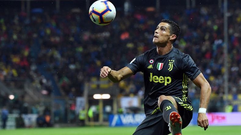 Lupakan Paceklik Gol, Ronaldo Berlibur ke Pantai bersama Kekasih