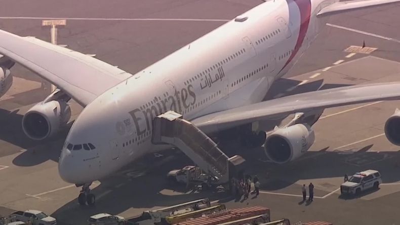 Pesawat Emirates Dikarantina di New York, 10 Penumpang Dibawa ke RS