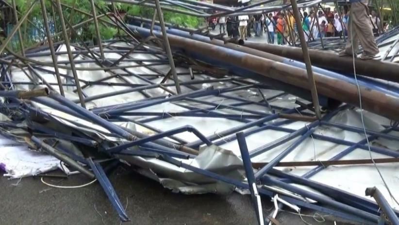 Diterjang Angin Kencang, Papan Reklame Roboh di Perbatasan Jakarta Timur-Kota Bekasi