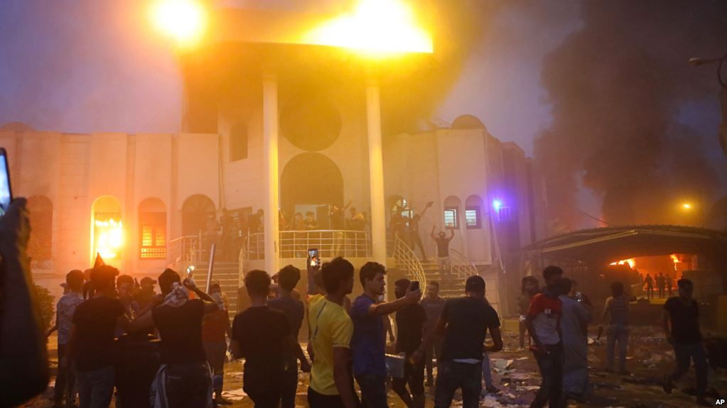 Mengamuk, Demonstran Irak Bakar Konsulat Iran di Basra