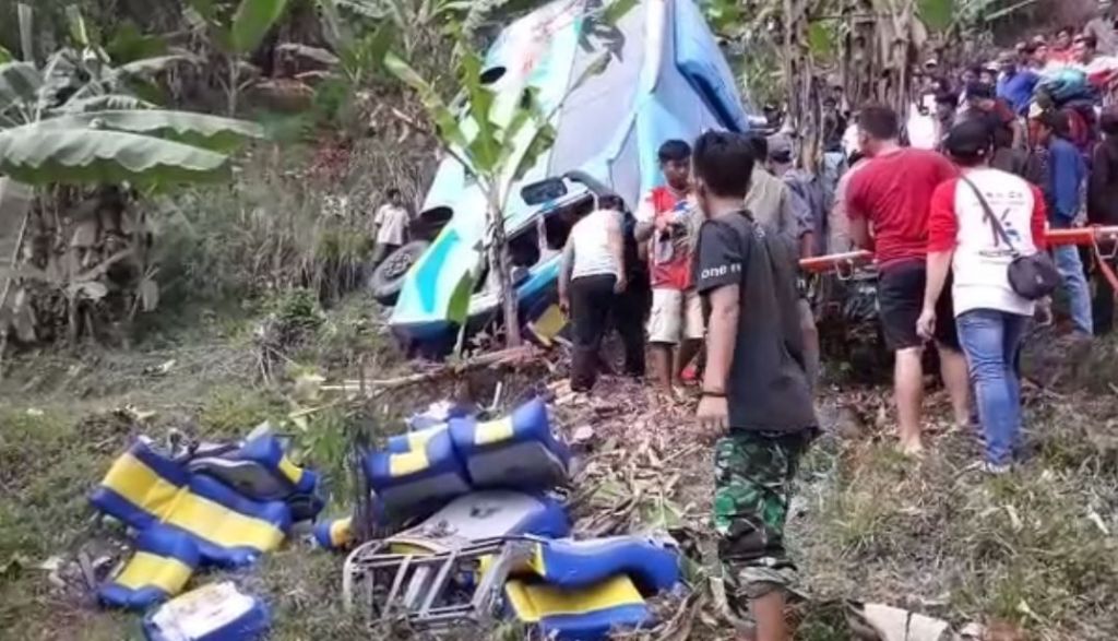 Bus Wisata Masuk Jurang di Sukabumi, 17 Tewas