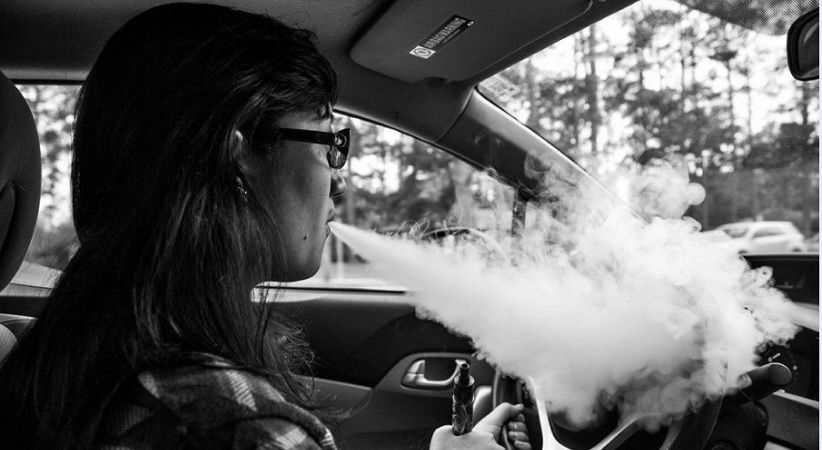 Jangan Hisap Rokok Elektrik saat Mengemudi Mobil, Ini Bahayanya