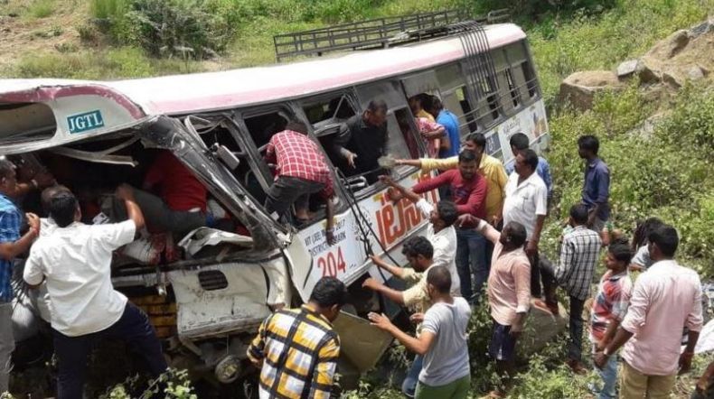Bus Angkut Peziarah Hindu Masuk Jurang di India, 45 Orang Tewas