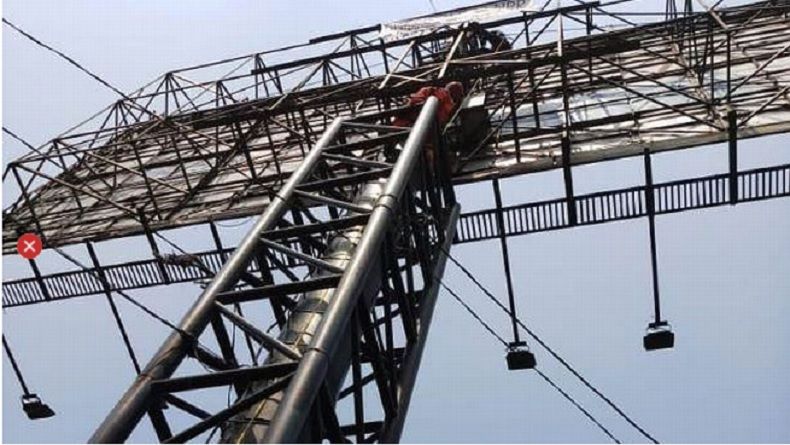 Sudah 12 Jam, Pemanjat Baliho di Pasar Rebo Tak Mau Turun