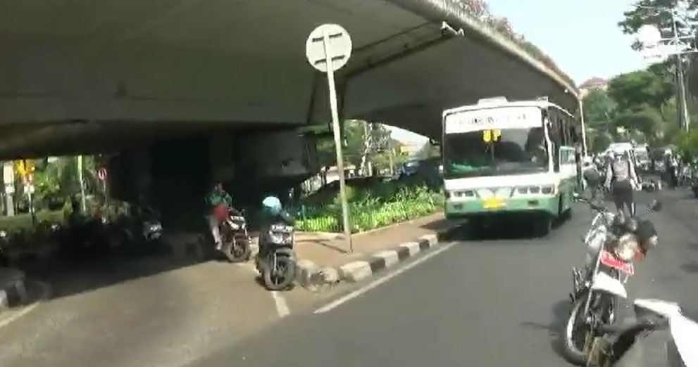 Panik Terjaring Razia di Kalibata, Sopir Mikrolet Tabrak Petugas