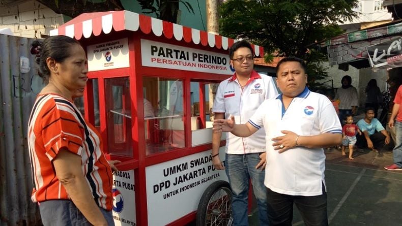 Perindo Bagikan Gerobak Swadaya ke Pelaku UMKM di Jakarta Pusat