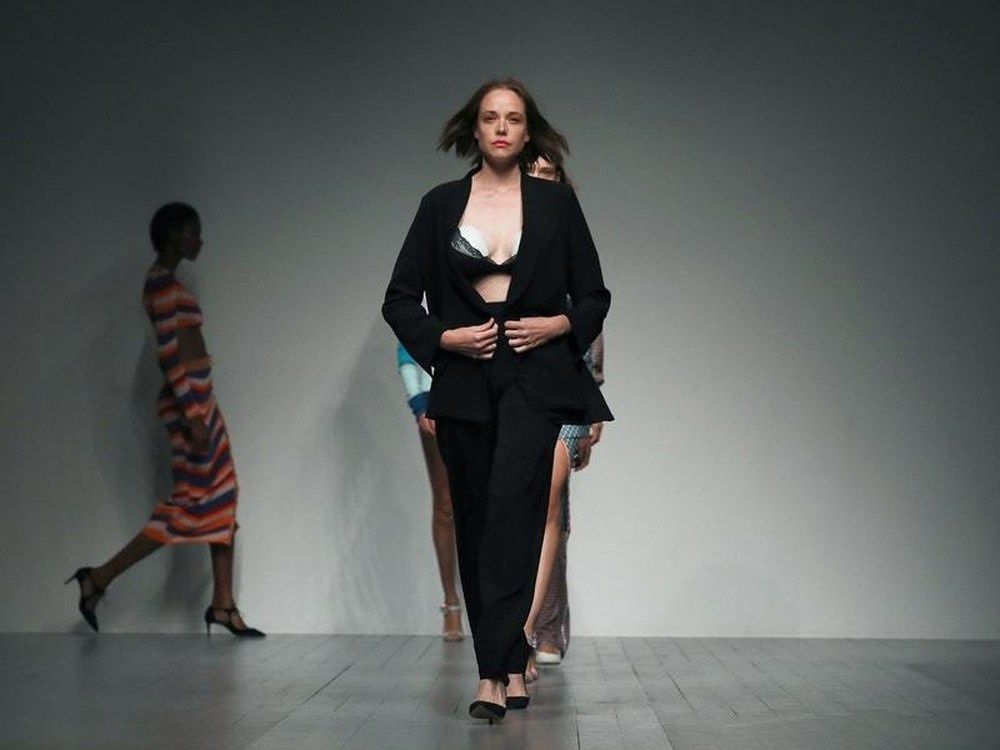 Model Berjalan di Catwalk London Fashion Week Sambil Gunakan Pompa ASI