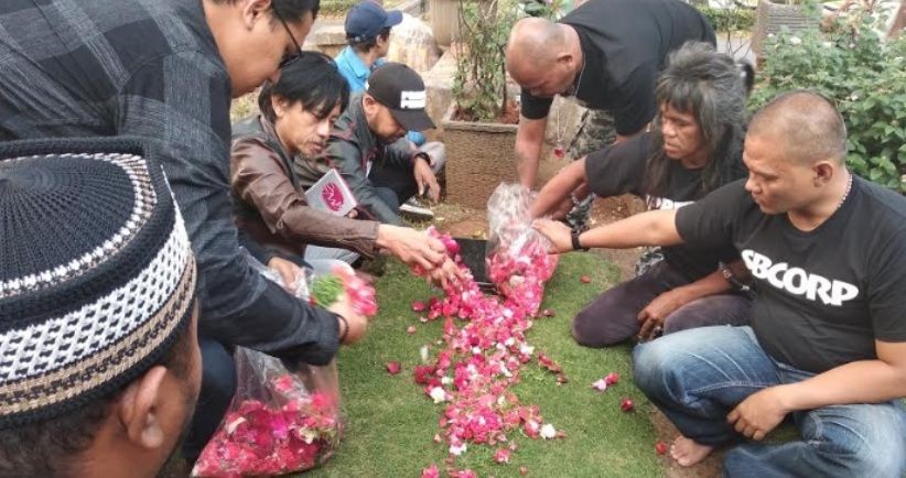 Jelang Tayang, Pemeran Film Preman Pensiun Ziarah ke Makam Didi Petet