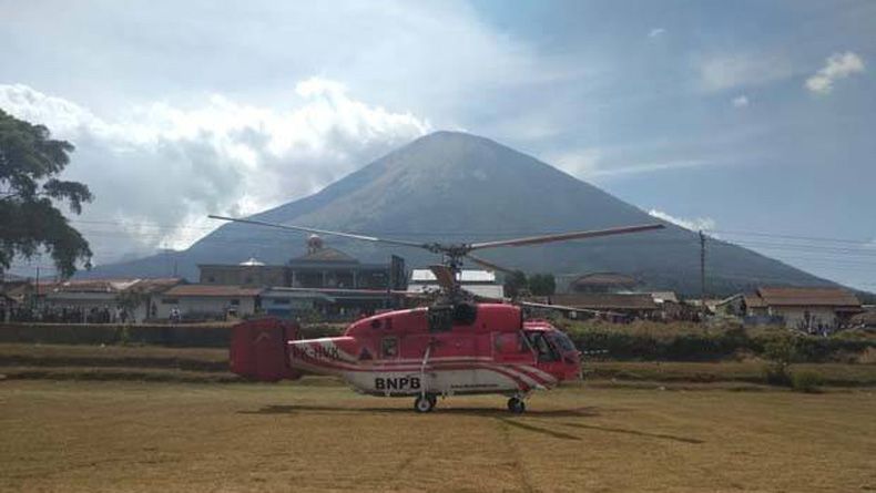 2 Helikopter Dikerahkan untuk Water Bombing di Gunung Sumbing
