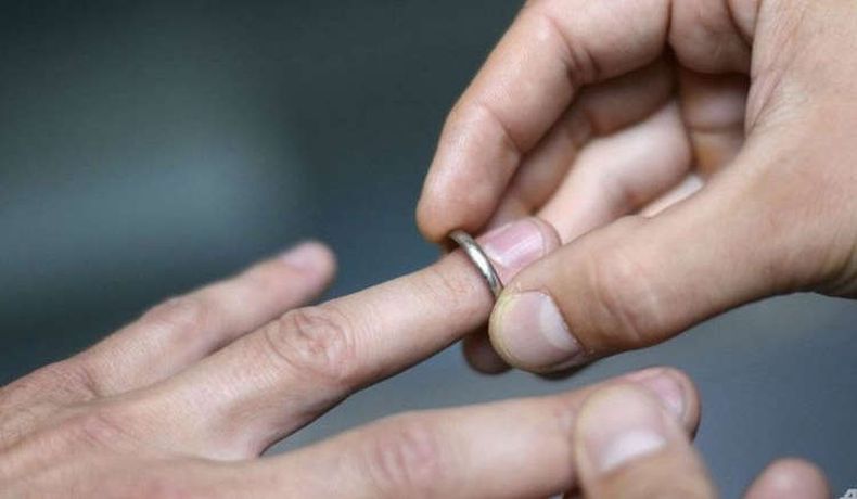 Jari Tunawisma Bengkak karena Akik, Damkar Jaktim Evakuasi