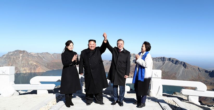 Begini Akrabnya Kim Jong Un dan Presiden Moon saat Liburan ke Gunung