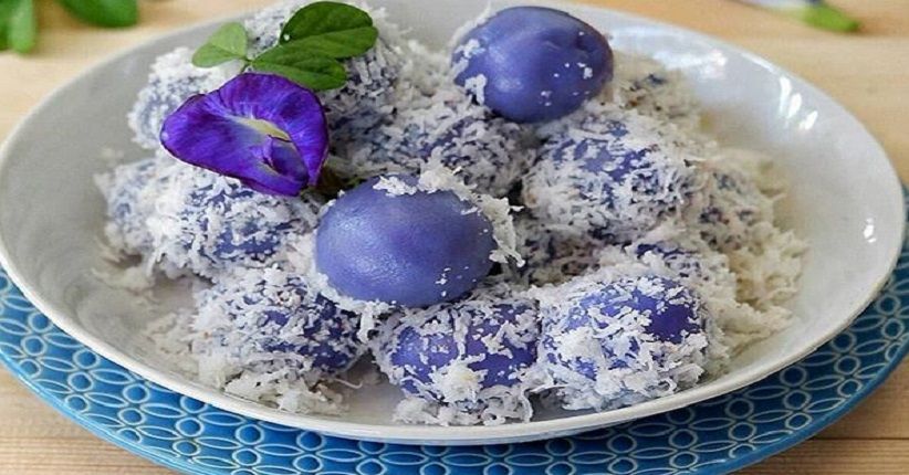 Mencicipi Klepon Bunga Telang, Miliki Warna Biru Alami dan Legit
