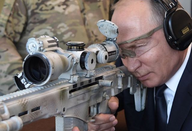 Momen Putin Pamer Keahlian Menembak Pakai Senapan Khusus Sniper Rusia