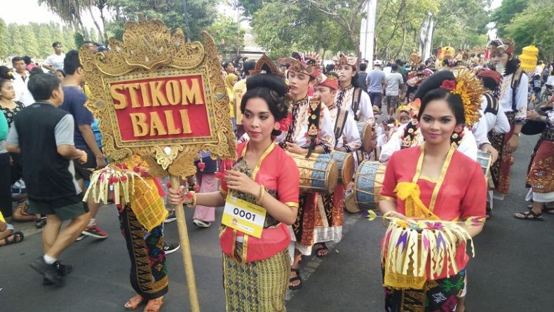 Peserta Parade Festival Budaya Curi Perhatian Warga Bali