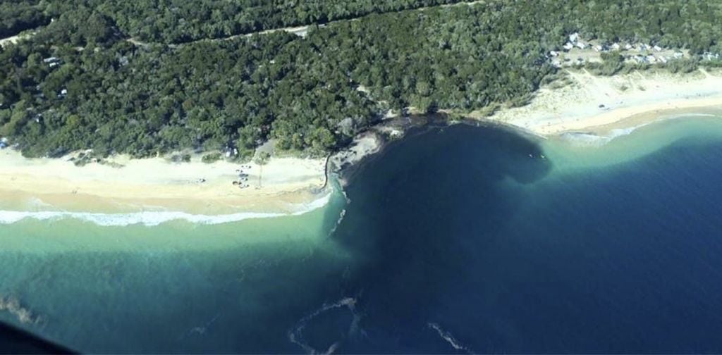 Potongan Pantai Wisata di Queensland Australia Runtuh ke Laut