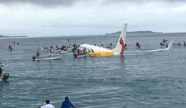 Pesawat Air Niugini Angkut 47 Orang Nyemplung ke Danau saat Mendarat
