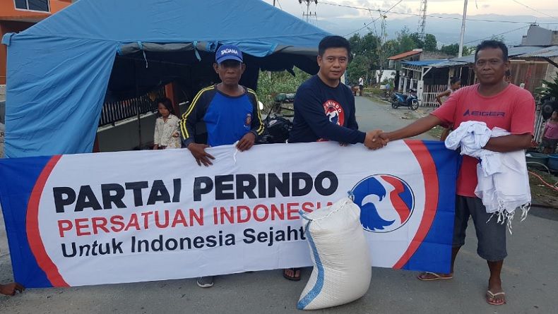 Ketua Perindo Sulteng Serahkan Bantuan Beras ke Posko Pengungsian