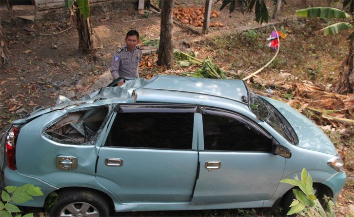 Mobil Xenia Terjun ke Pekarangan di Wates, 7 Orang Luka-Luka