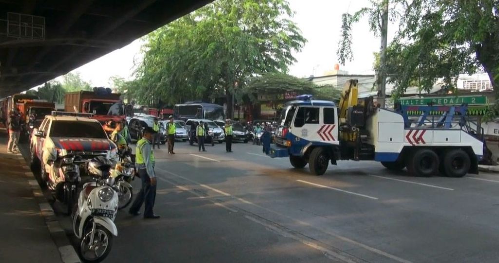 Truk Muatan Galon Terguling di Jalan DI Panjaitan, Lalin Macet 5 Km