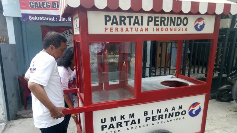Terima Gerobak Perindo, Pedagang Nasi Uduk Ini Sangat Bersyukur