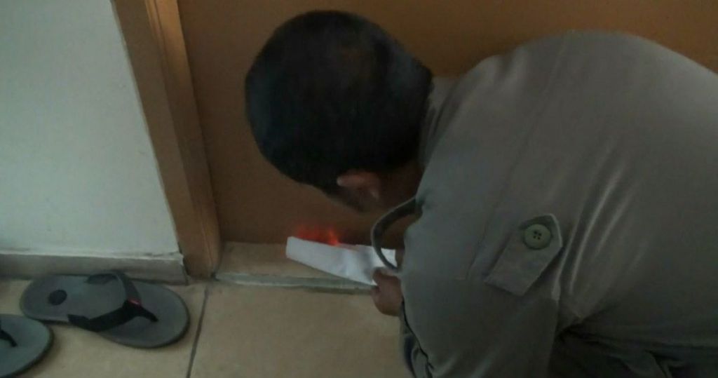 Penghuni Kos Kunci Pintu saat Razia, Petugas Asapi Bubuk Cabai Bakar
