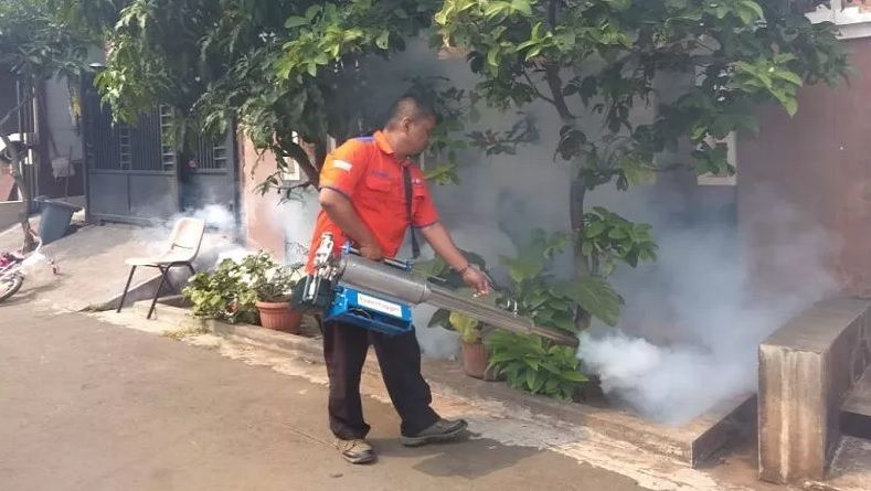 Warga Terserang DBD, Rescue Perindo Fogging Perumahan di Ciputat