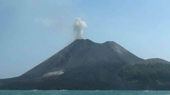 Gunung Anak Krakatau Alami 407 Letusan Disertai Lontaran Lava Pijar