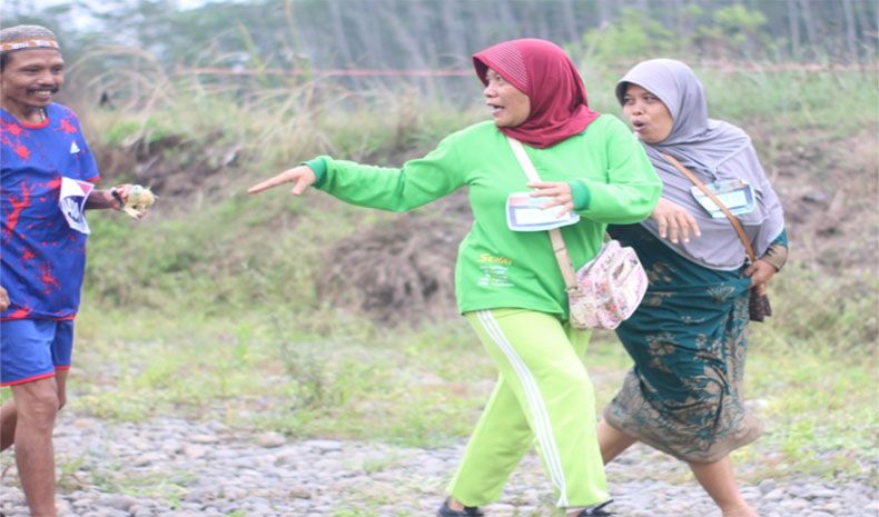 Ratusan Orang Ikuti Lomba Lari Dikejar Sumanto, Hadiahnya Batu Klawing