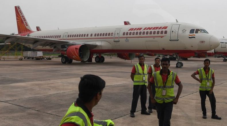 Roda Pesawat Tabrak Pagar Bandara saat Take off, Pilot Alihkan Tujuan