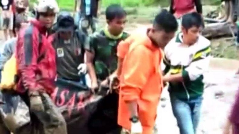 Ibu Hamil Ditemukan Tewas Tertimbun Longsor di Tanah Datar Sumbar