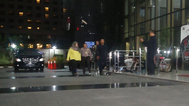 Ekspresi Bupati Neneng Tiba di KPK: Wajah Merengut, Mulut Tertutup