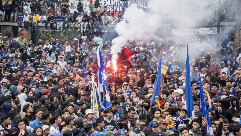Polisi Bakal Tindak Tegas Bobotoh yang Nekat Bawa Flare dan Miras ke Stadion GBLA 