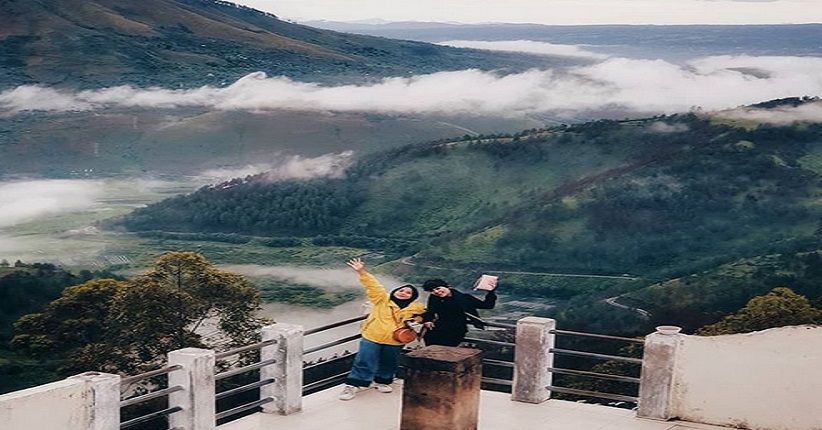 Spot Paling Indah Menikmati Toba dari Menara Tertinggi di Samosir