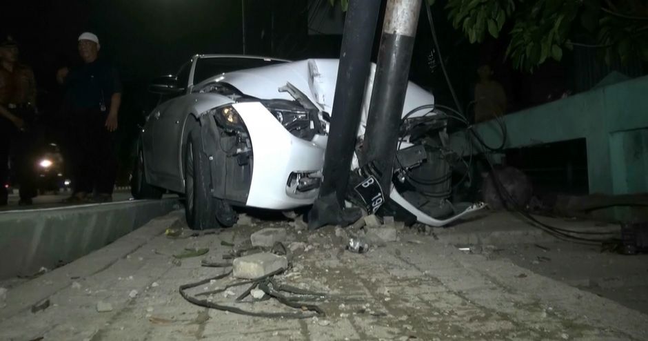 Gara-Gara Sopir Mengantuk, Mobil BMW Tabrak Tiang Listrik