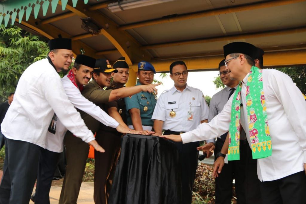 Anies Segel 60 Papan Reklame Besar yang Langgar Aturan di Jakarta