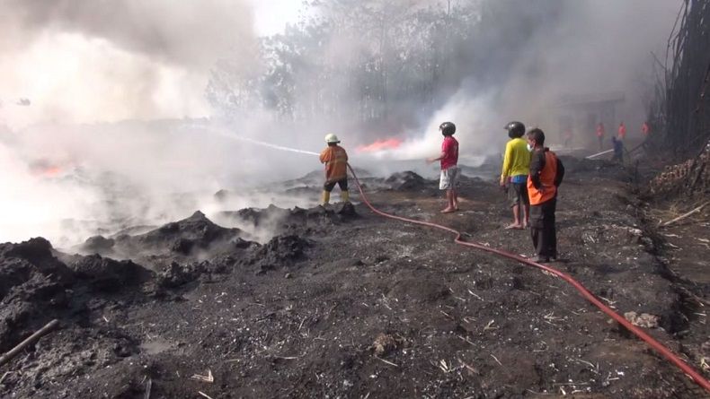 Pabrik Pengolahan Plastik Terbakar di Jombang, 2 Rumah Nyaris Hangus