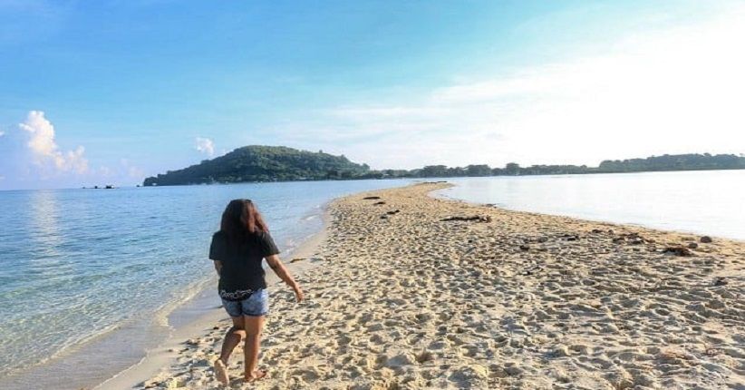Wisata Gresik, Jelajahi Pantai Kuburan yang Unik Terpisah Daratan