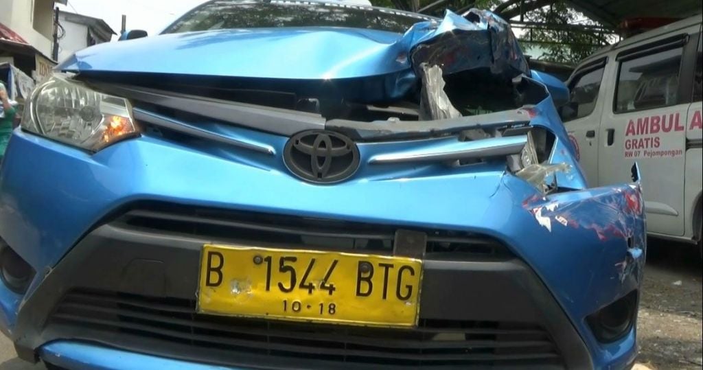 Taksi Ringsek Tertabrak Kereta KRL di Pejompongan, Pengemudi Selamat