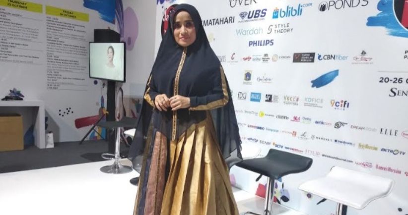 Metamorfosa Lina Sukijo dalam Balutan Busana Nuansa Emas di JFW 2019