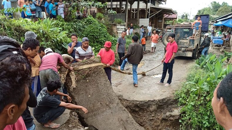 Jalan Ambles, Sejumlah Desa di Kecamatan Mardinding Karo Terisolasi