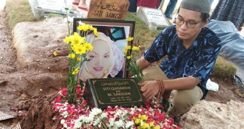 Jenazah Titi Qadarsih Dimakamkan, Indra Chandra: Maafkan Mama Ya 
