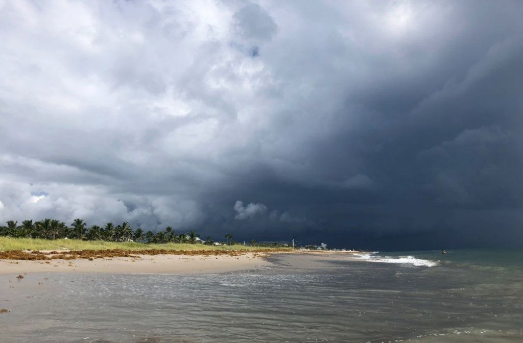 Badai Willa Mulai Hantam Pantai Meksiko, Ribuan Warga Mengungsi