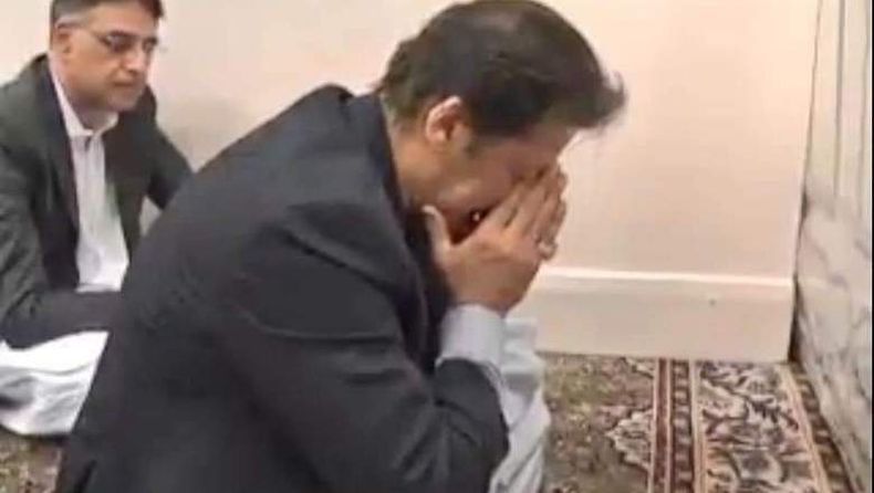 Negaranya Krisis, PM Pakistan Menangis saat Berdoa di Masjid Nabawi